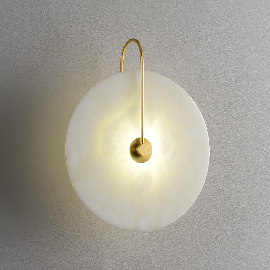 Kristy LED-vägglampa i alabaster — runt snöflingemönster, smal svart arm
