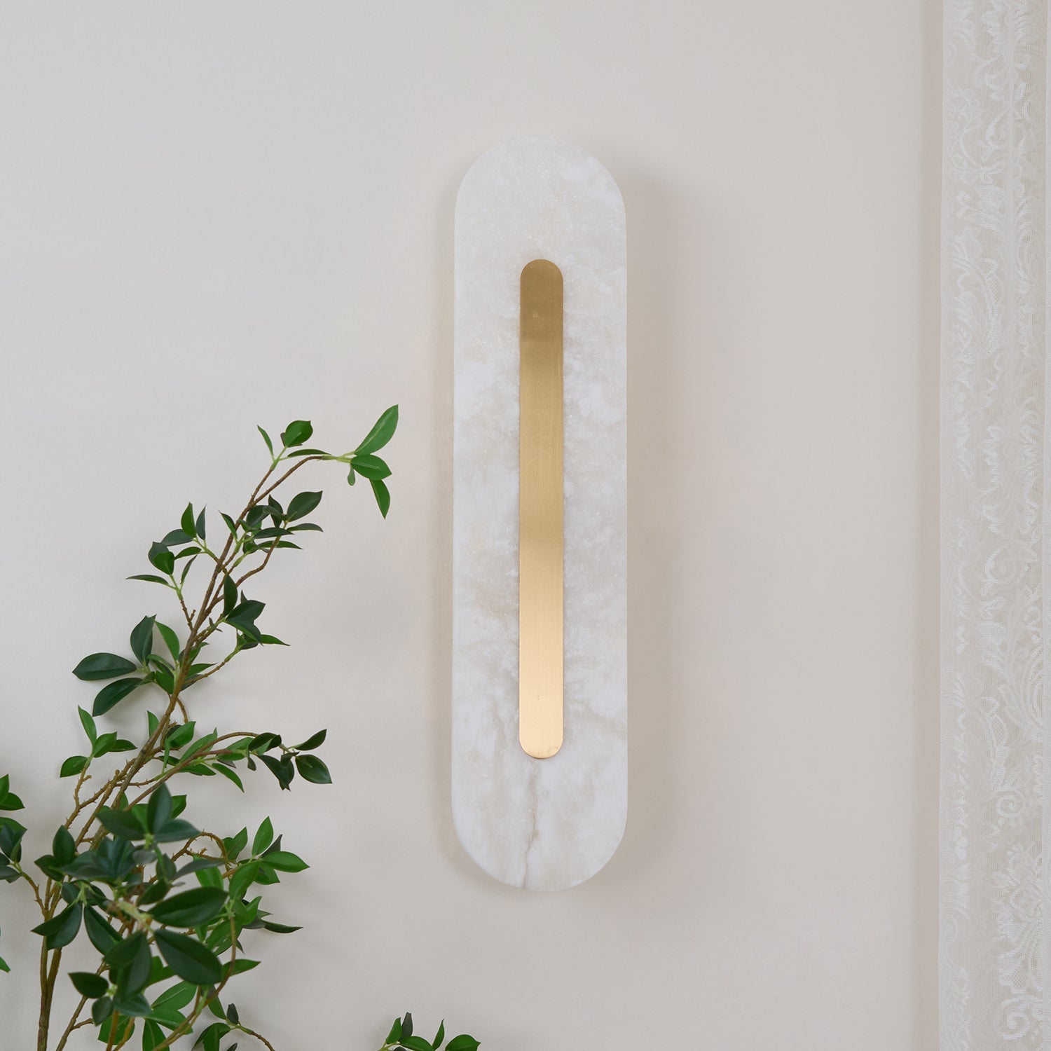 Rundad vägglampa i alabaster — integrerad LED, vertikal eller horisontell montering