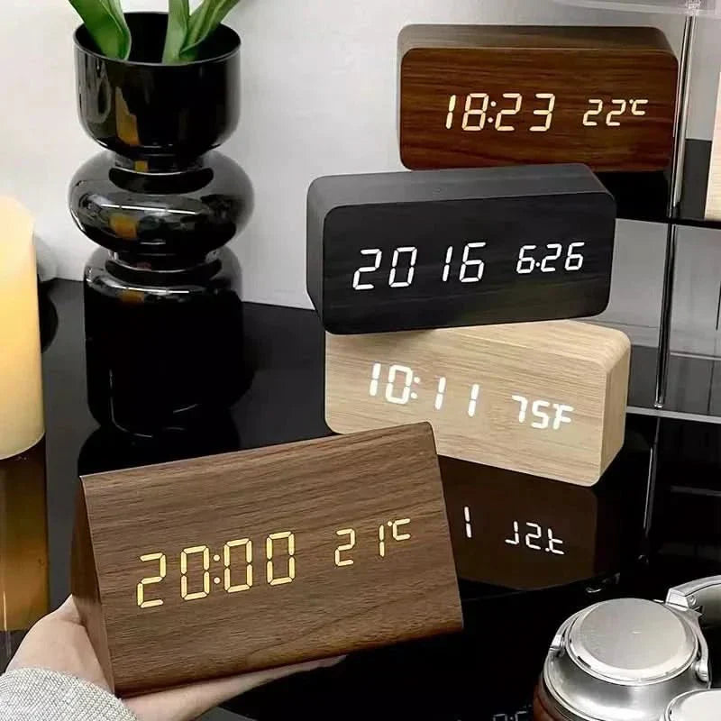 ساعة منبه رقمية LED بتصميم خشبي طبيعي