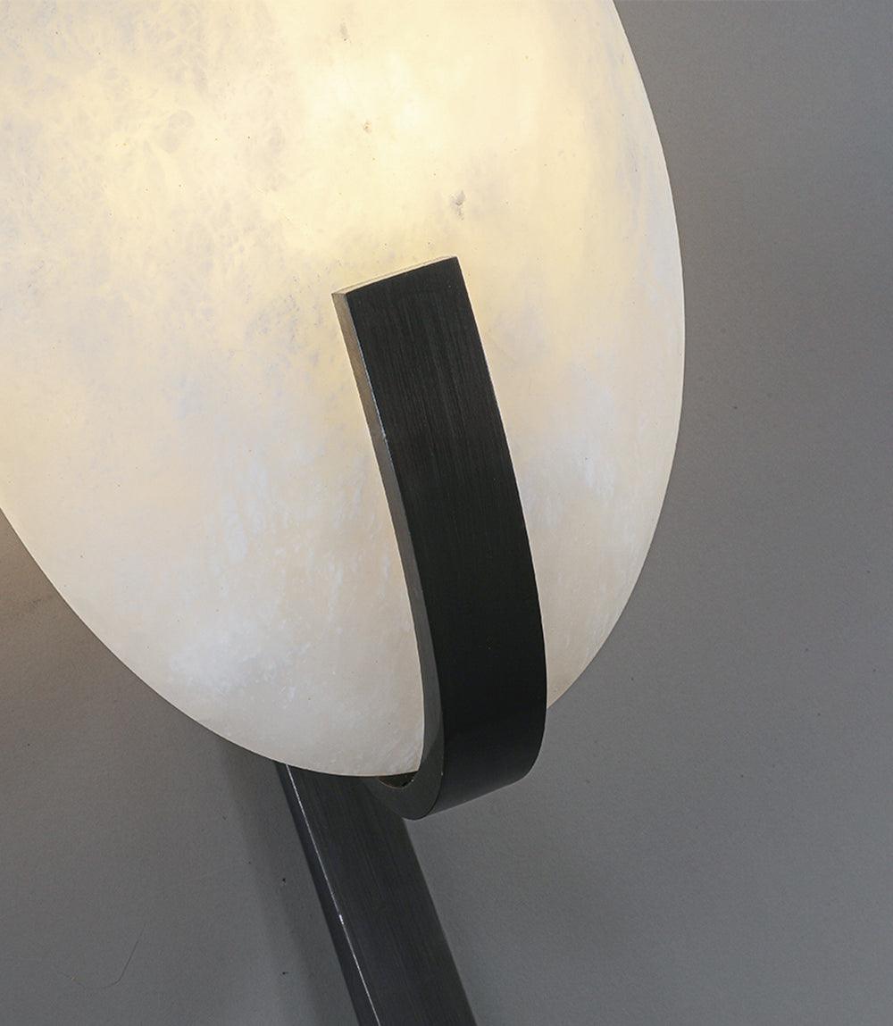 Alice Lampada da parete minimalista in alabastro — Supporto in ottone, attacco E14