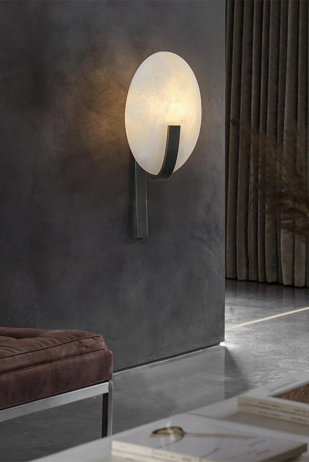 Alice Lampada da parete minimalista in alabastro — Supporto in ottone, attacco E14