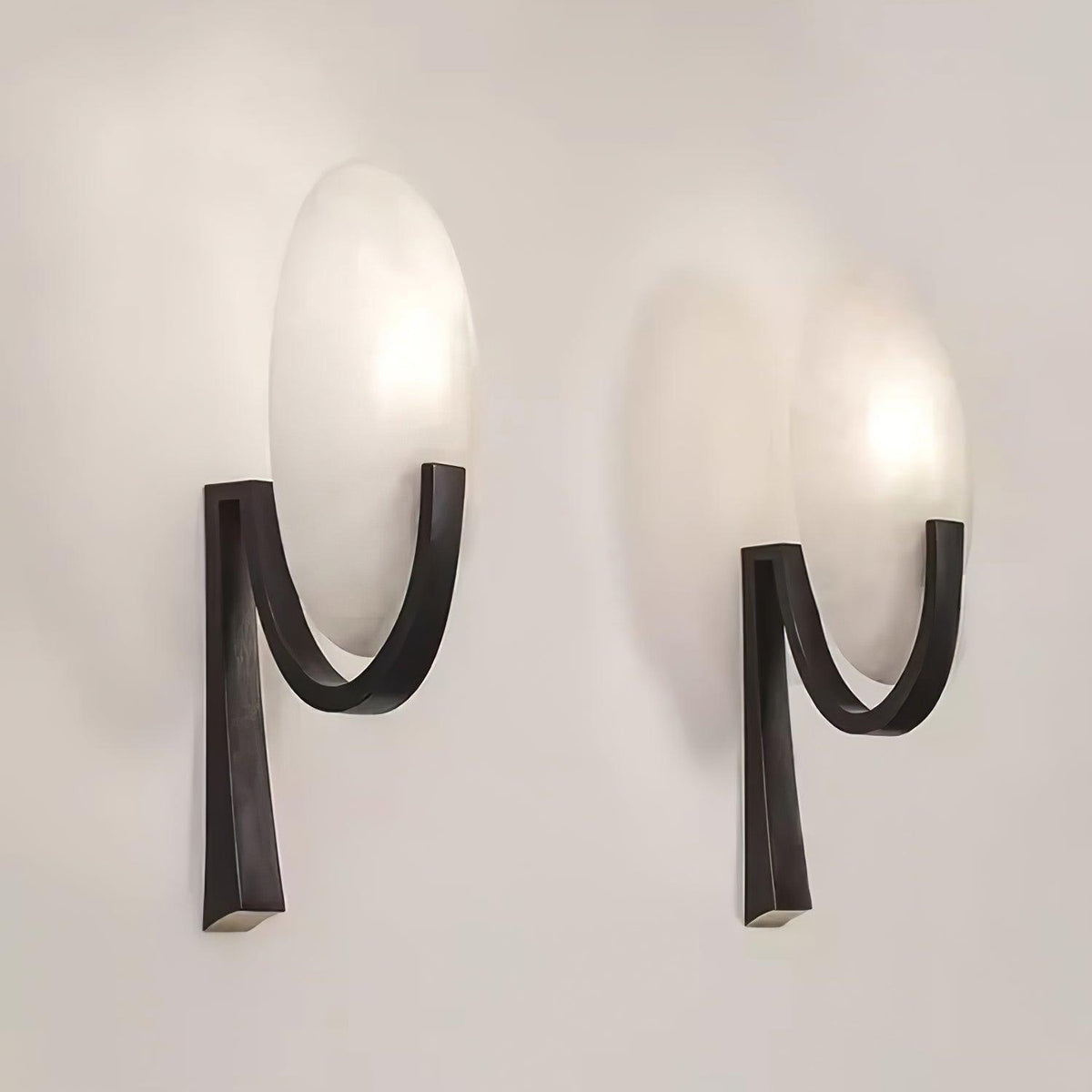 Alice Lampada da parete minimalista in alabastro — Supporto in ottone, attacco E14