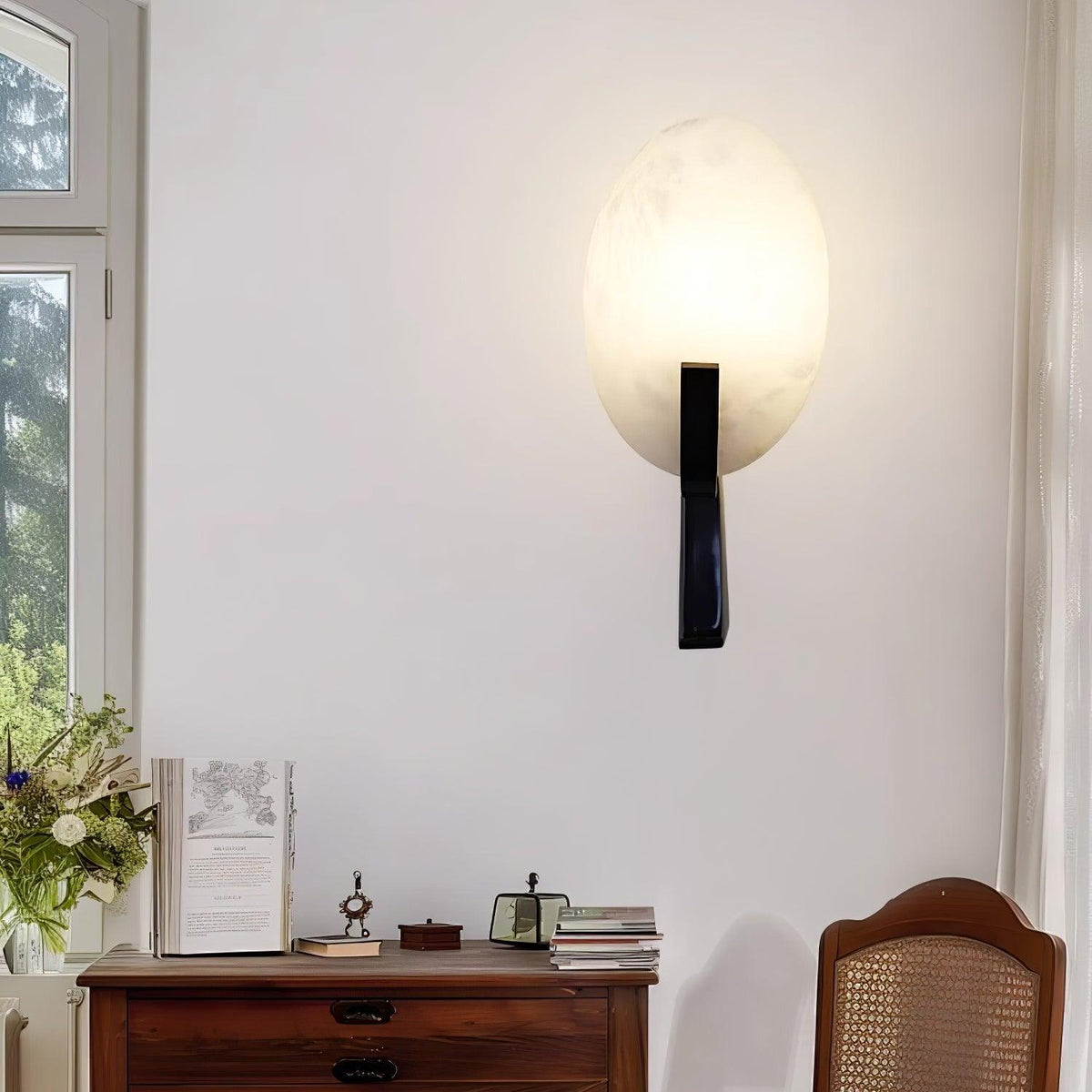 Alice Lampada da parete minimalista in alabastro — Supporto in ottone, attacco E14