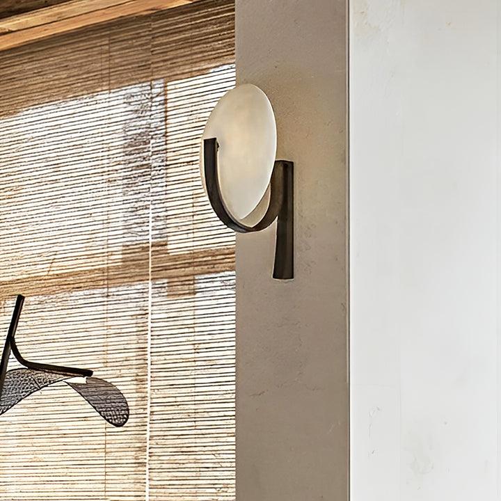 Alice Lampada da parete minimalista in alabastro — Supporto in ottone, attacco E14