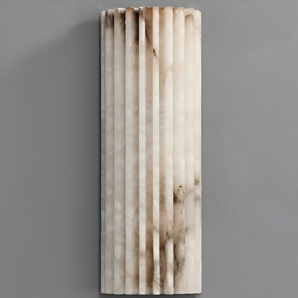 Rillet alabast-vegglampe – designerlampe i naturstein