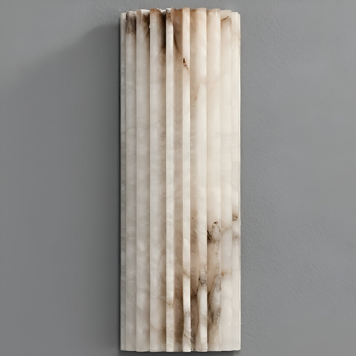 Rillet alabast-vegglampe – designerlampe i naturstein