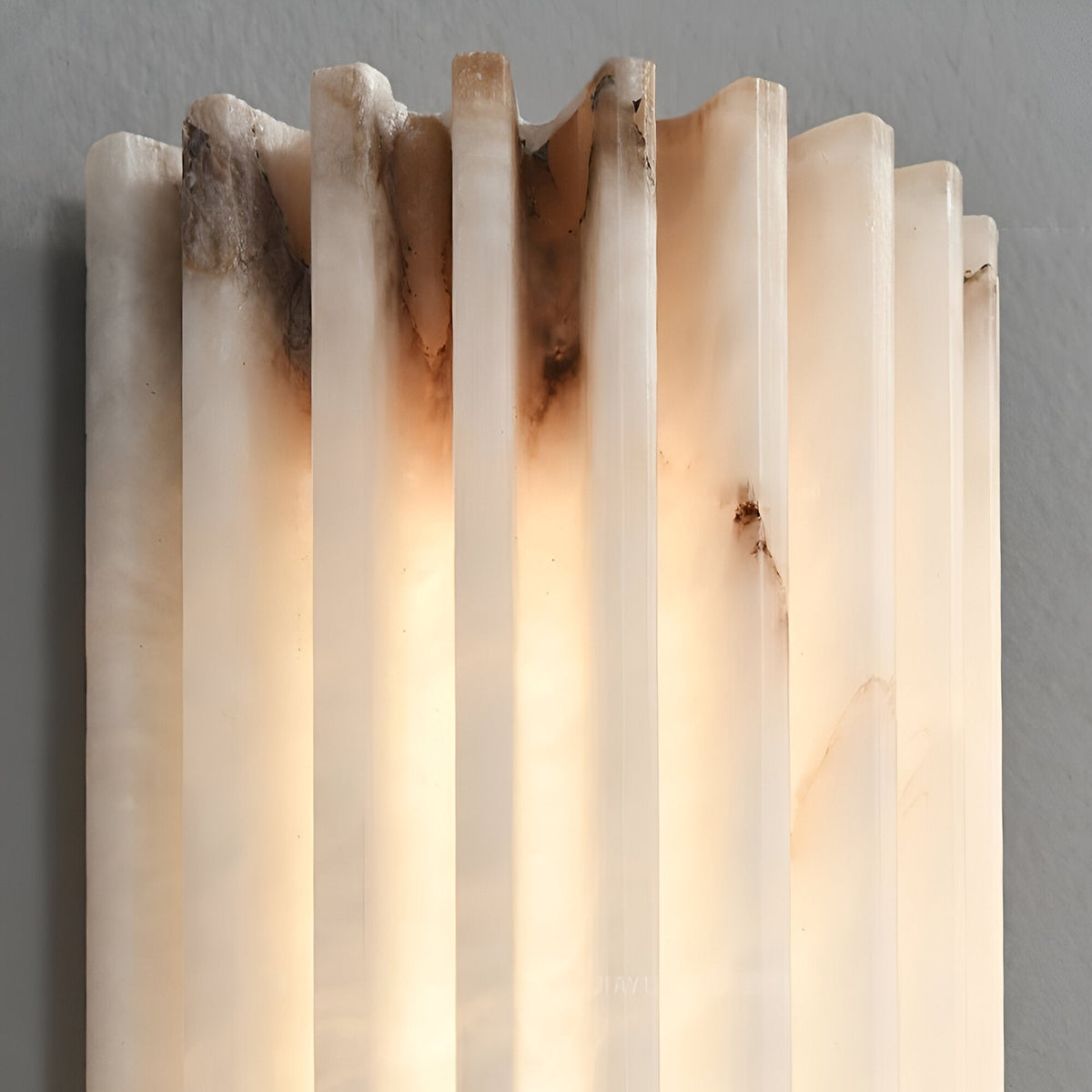 Rillet alabast-vegglampe – designerlampe i naturstein