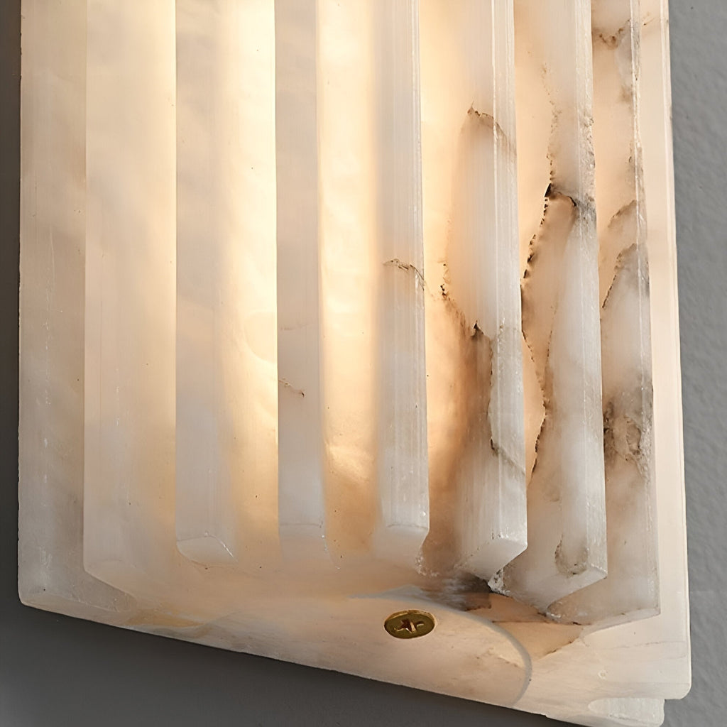 Rillet alabast-vegglampe – designerlampe i naturstein