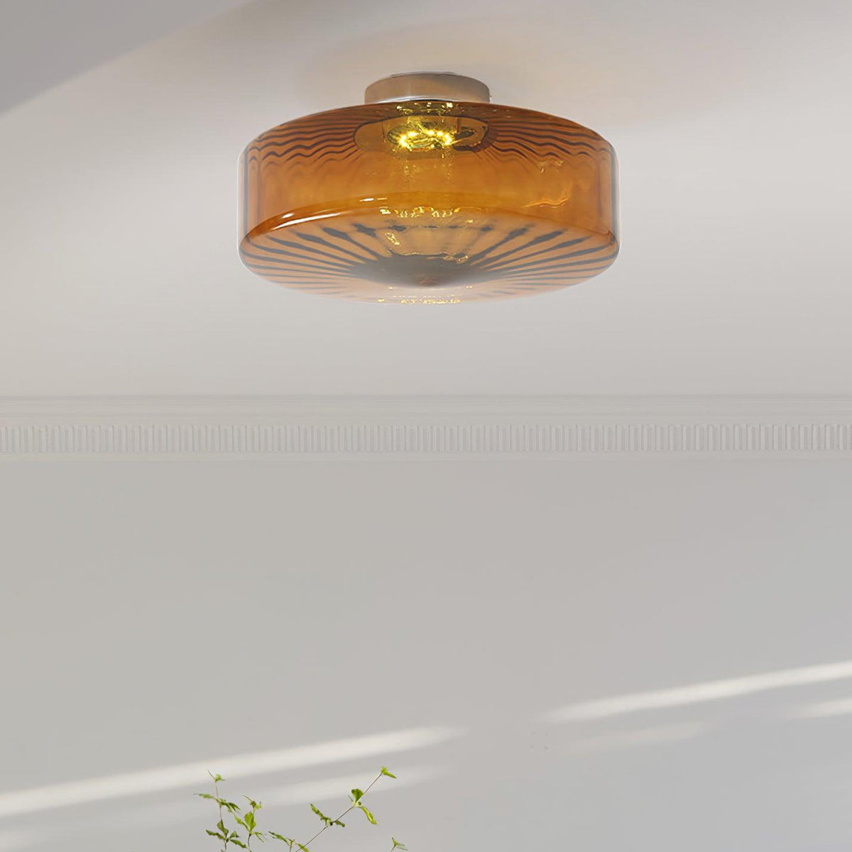 Plafonnier en verre ambré June — Abat-jour à motif rayonnant