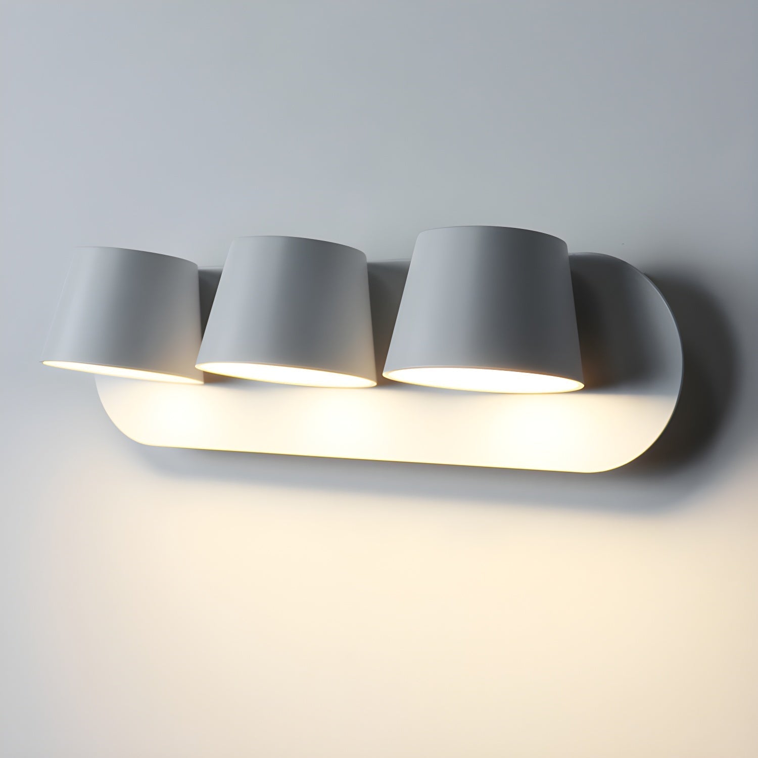 Nástěnná lampa do zásuvky — nastavitelná otočná lampa na čtení