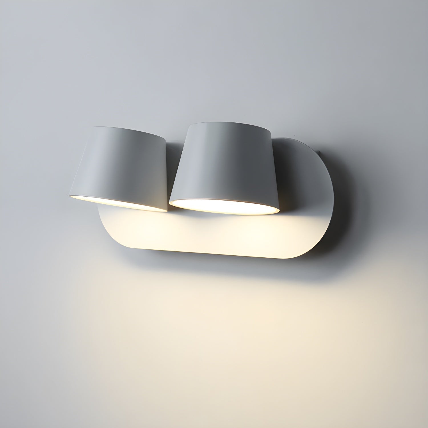 Nástěnná lampa do zásuvky — nastavitelná otočná lampa na čtení
