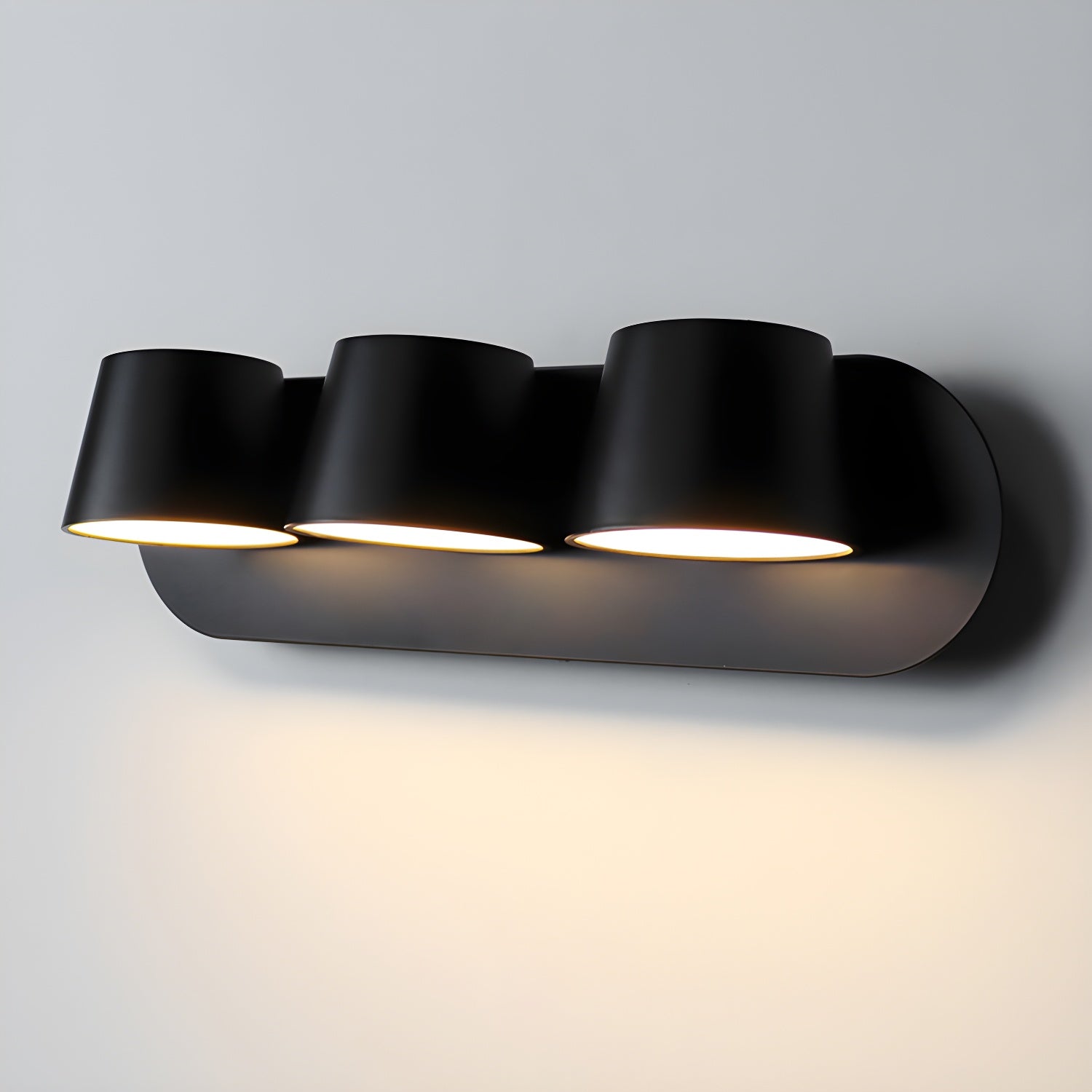 Nástěnná lampa do zásuvky — nastavitelná otočná lampa na čtení