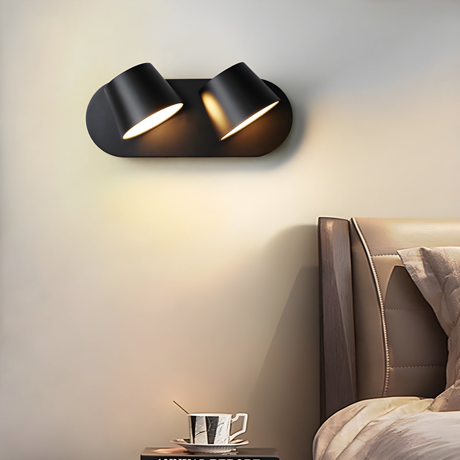 Nástěnná lampa do zásuvky — nastavitelná otočná lampa na čtení