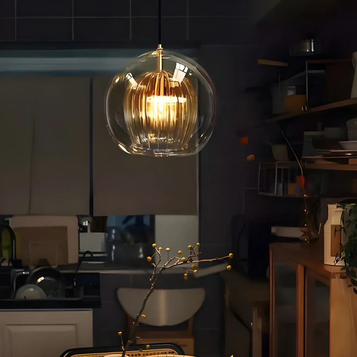 北欧風ガラス球形吊り下げ灯具 モダンな室内用 - Orntli