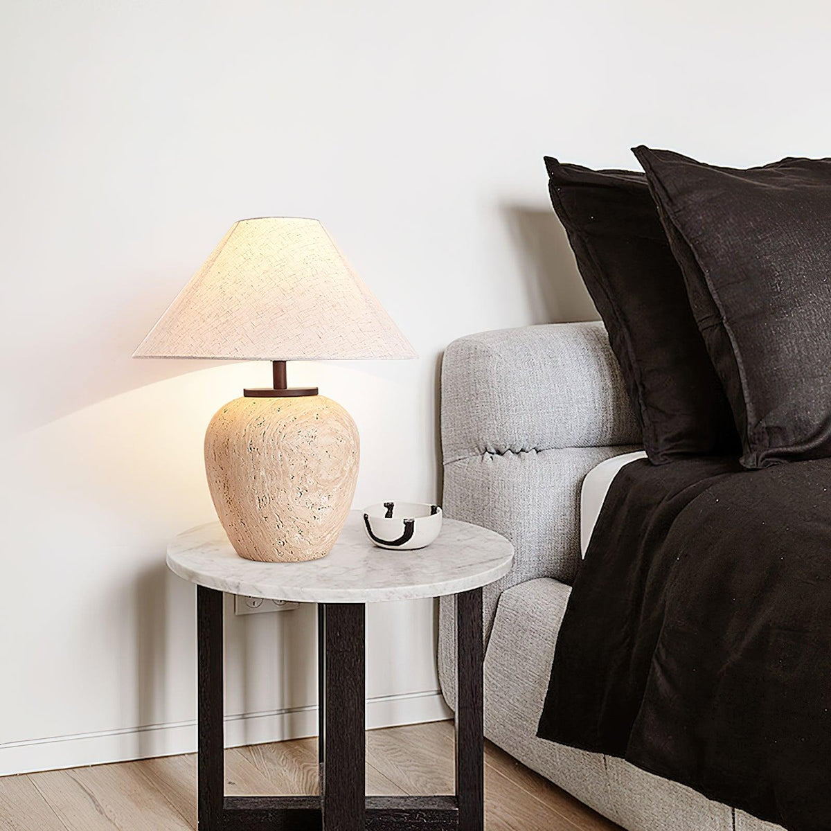 Aoji Serene Tischleuchte aus Travertin – E26-E27-Mittelfassung, maximal 40 W