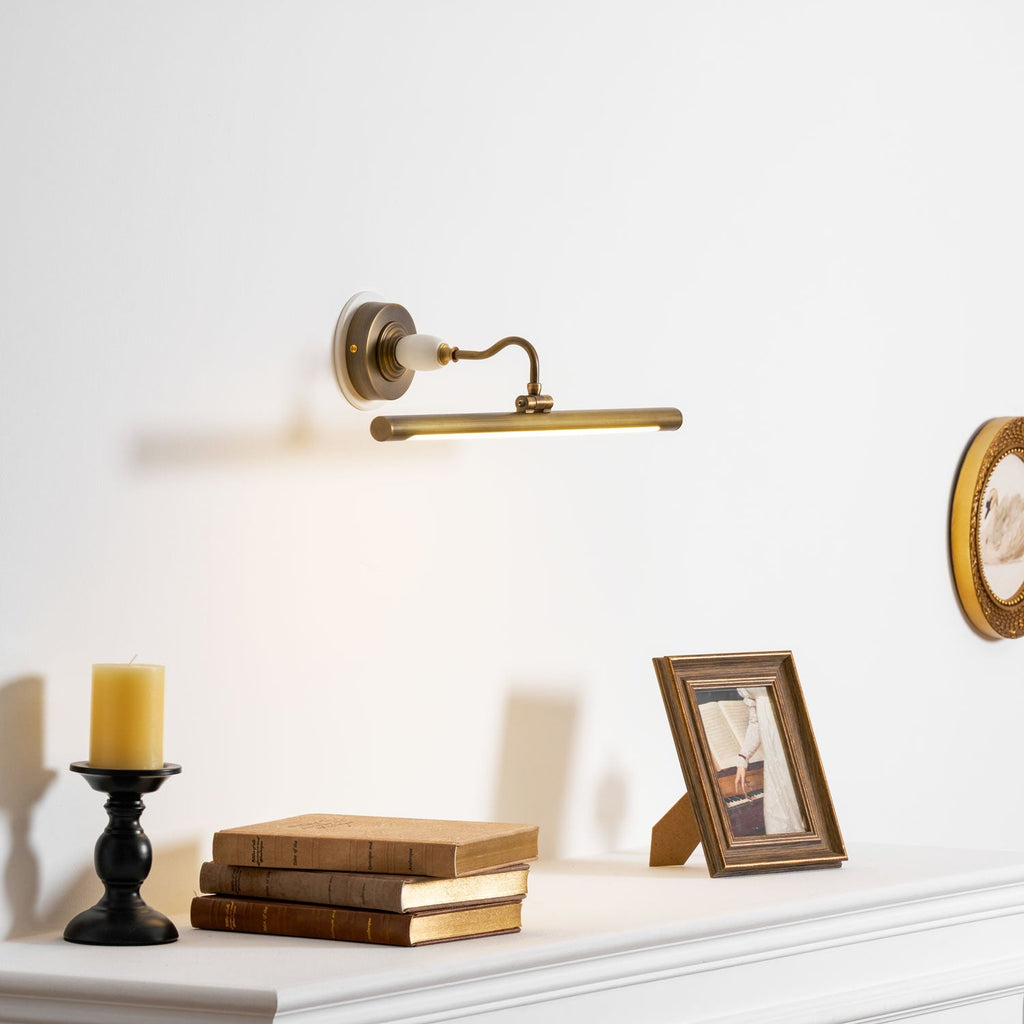 Nástěnné lineární svítidlo Archer Art — povrchová úprava ve starožitném zlatě