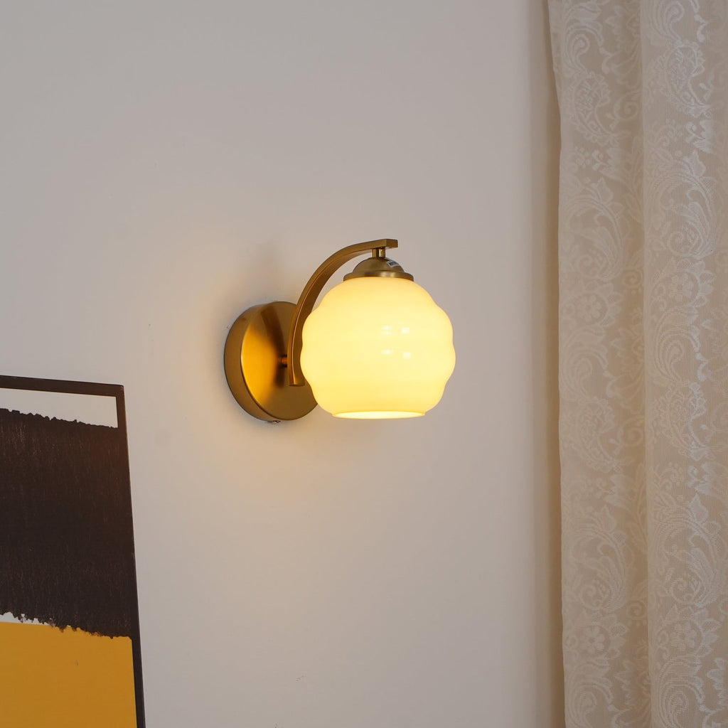 VKL-1011 Vintage nástěnné svítidlo ve stylu art deco — bílé skleněné stínidla, zakřivené linie