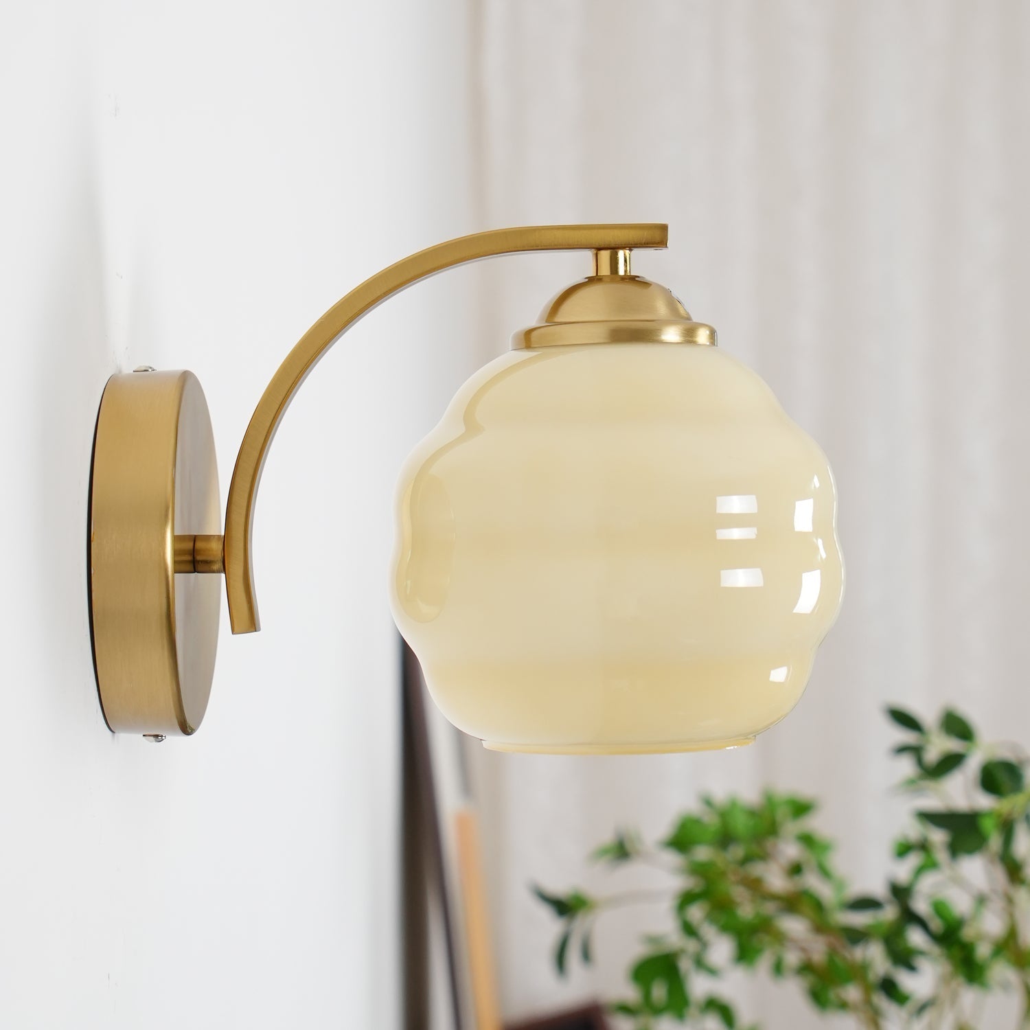 VKL-1011 Vintage nástěnné svítidlo ve stylu art deco — bílé skleněné stínidla, zakřivené linie