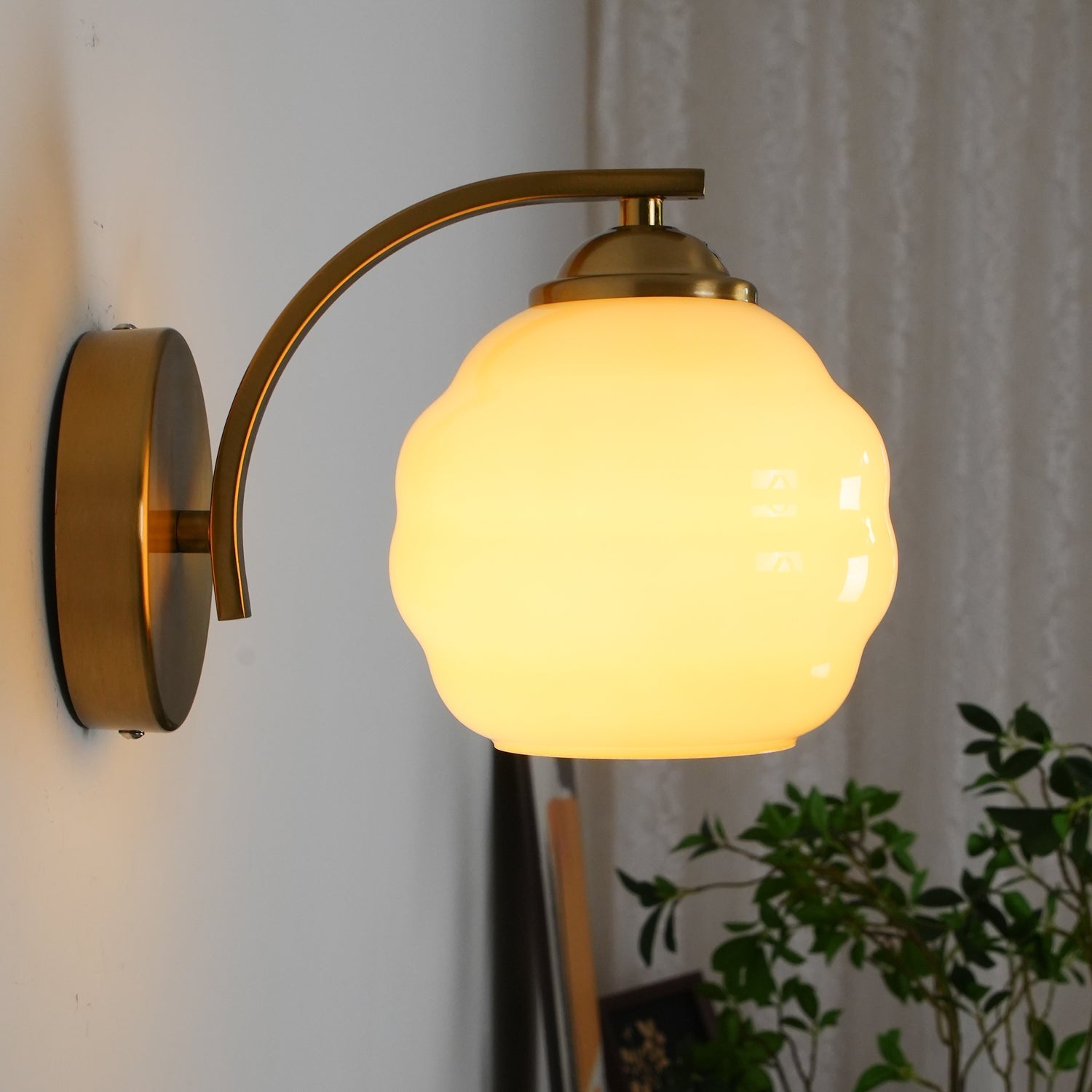 VKL-1011 Vintage nástěnné svítidlo ve stylu art deco — bílé skleněné stínidla, zakřivené linie