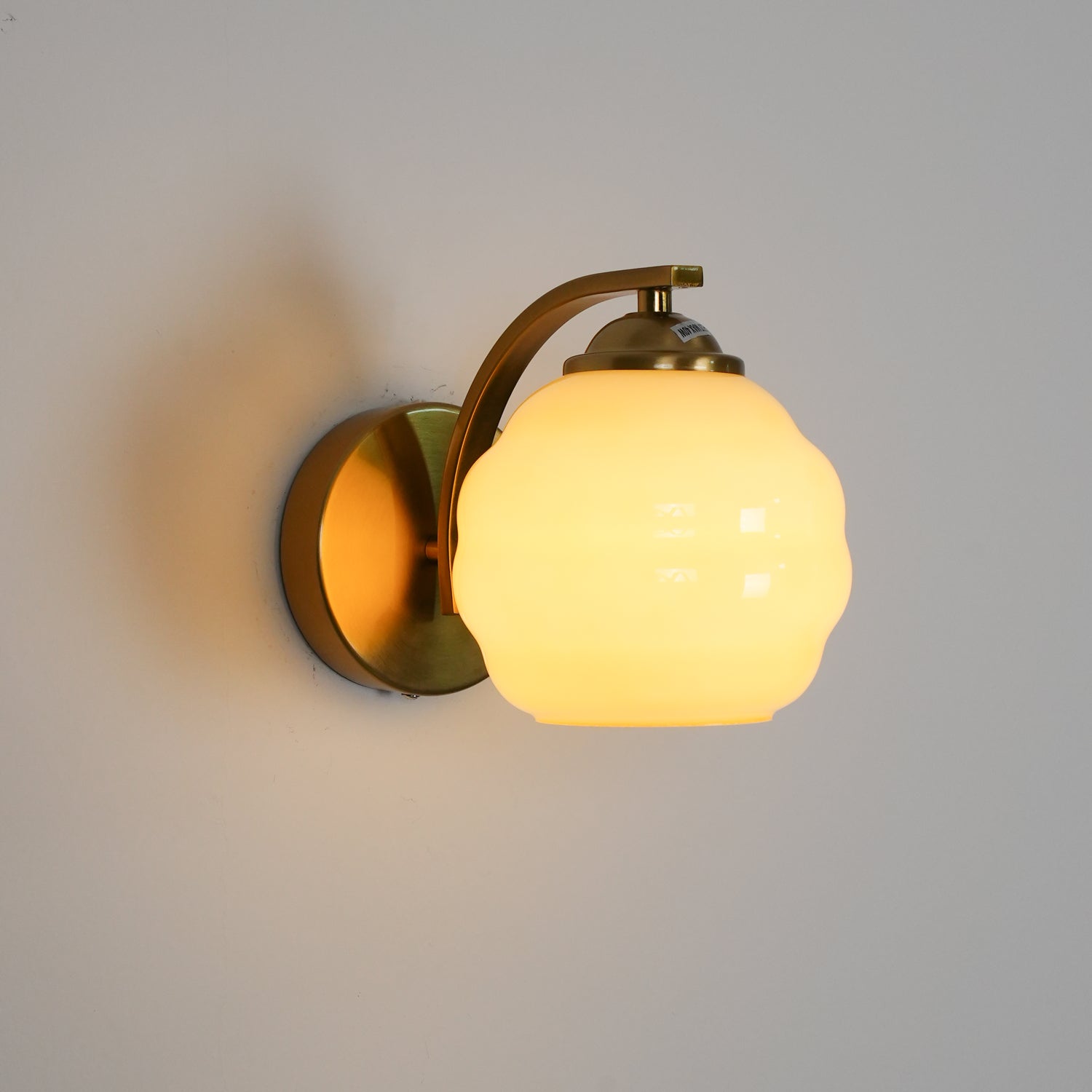 VKL-1011 Vintage nástěnné svítidlo ve stylu art deco — bílé skleněné stínidla, zakřivené linie