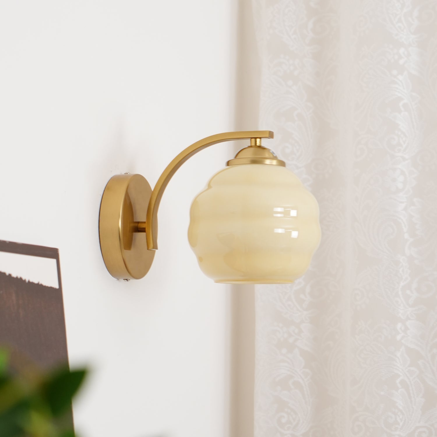 VKL-1011 Vintage nástěnné svítidlo ve stylu art deco — bílé skleněné stínidla, zakřivené linie