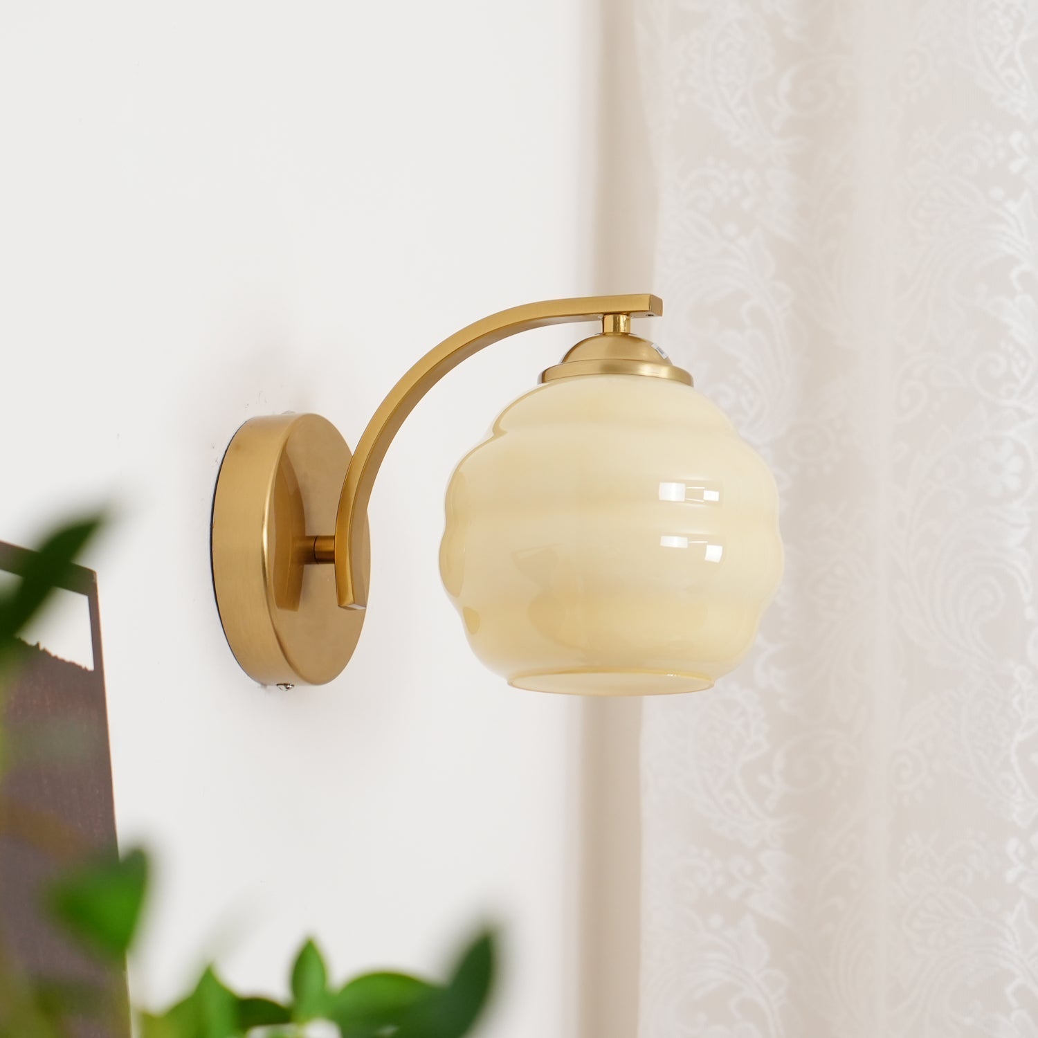 VKL-1011 Vintage nástěnné svítidlo ve stylu art deco — bílé skleněné stínidla, zakřivené linie