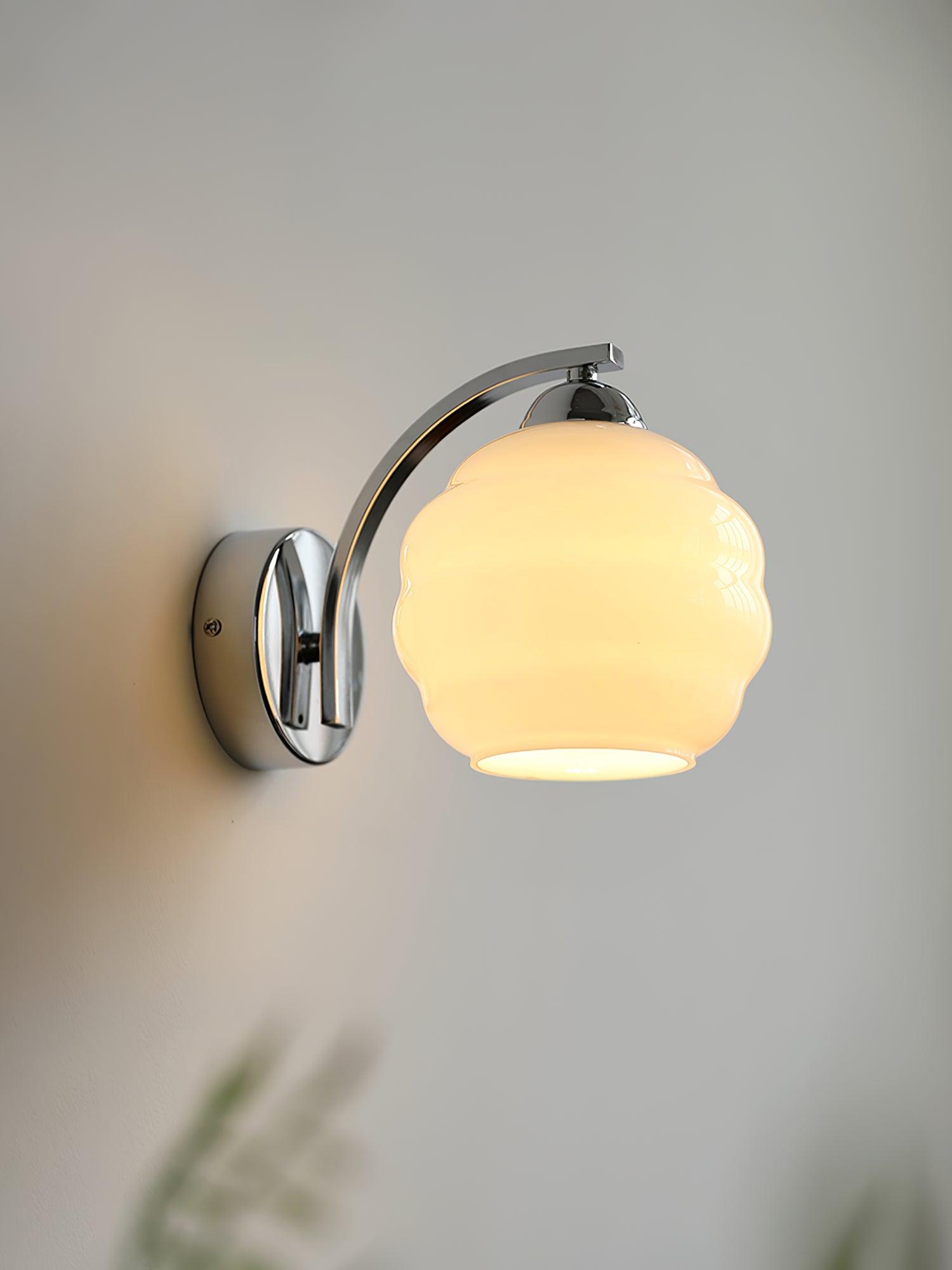 VKL-1011 Vintage nástěnné svítidlo ve stylu art deco — bílé skleněné stínidla, zakřivené linie