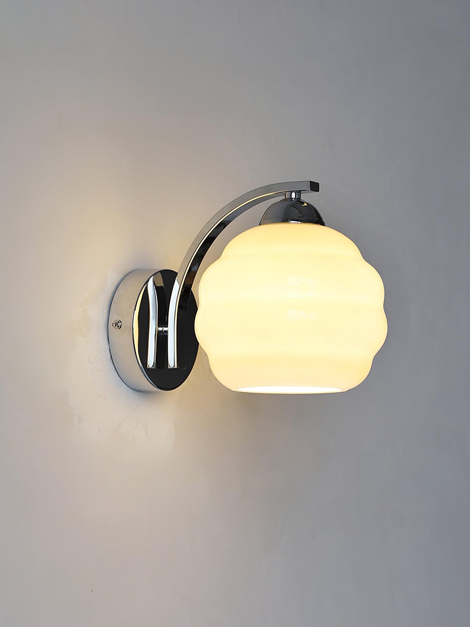 VKL-1011 Vintage nástěnné svítidlo ve stylu art deco — bílé skleněné stínidla, zakřivené linie