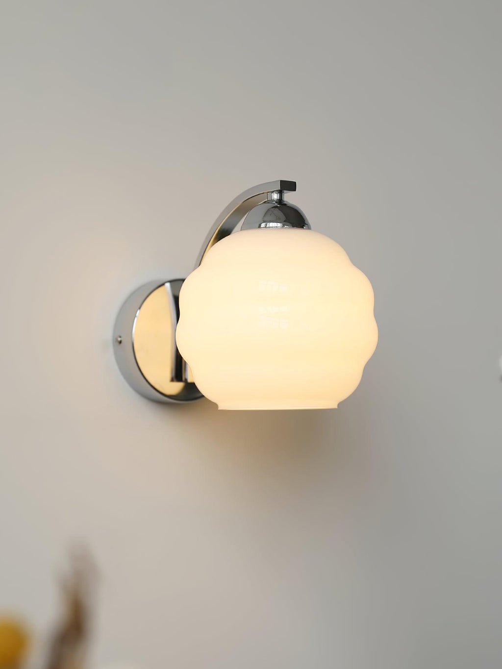 VKL-1011 Vintage nástěnné svítidlo ve stylu art deco — bílé skleněné stínidla, zakřivené linie