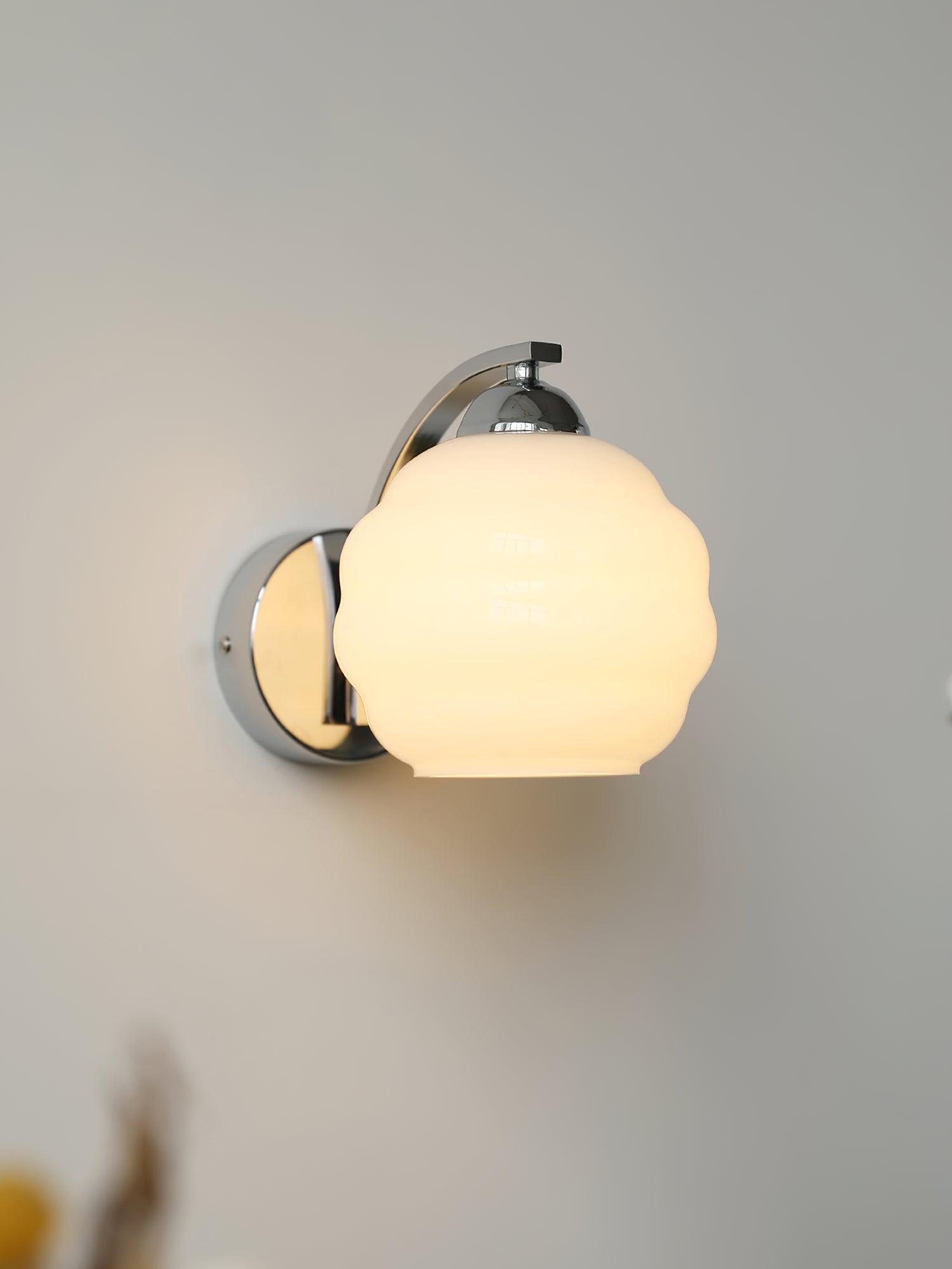 VKL-1011 Vintage nástěnné svítidlo ve stylu art deco — bílé skleněné stínidla, zakřivené linie
