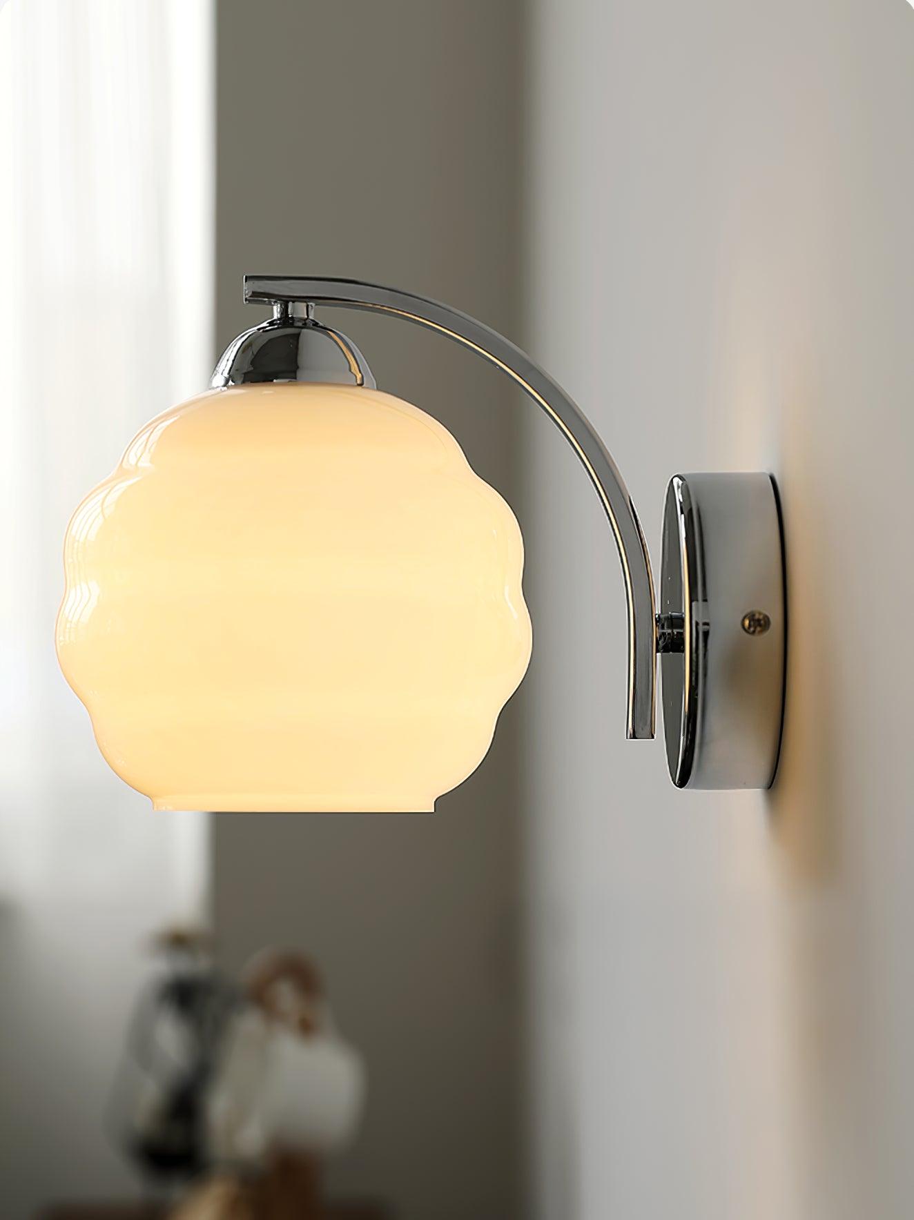 VKL-1011 Vintage nástěnné svítidlo ve stylu art deco — bílé skleněné stínidla, zakřivené linie