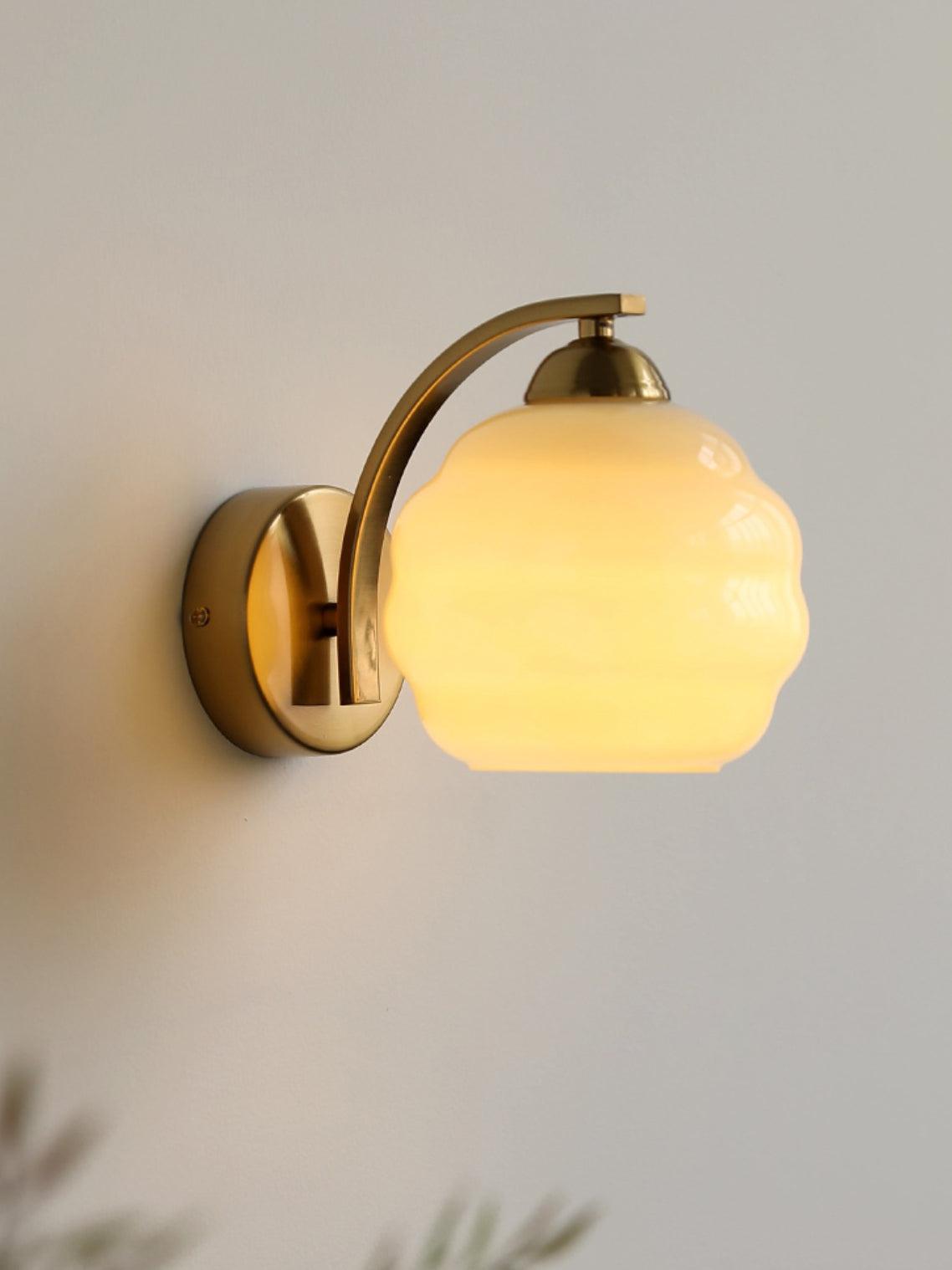 VKL-1011 Vintage nástěnné svítidlo ve stylu art deco — bílé skleněné stínidla, zakřivené linie