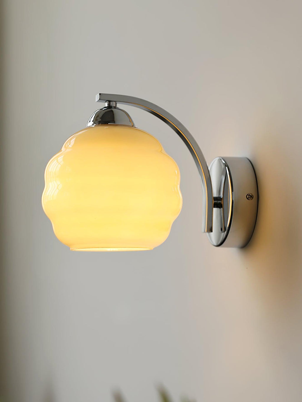 VKL-1011 Vintage nástěnné svítidlo ve stylu art deco — bílé skleněné stínidla, zakřivené linie