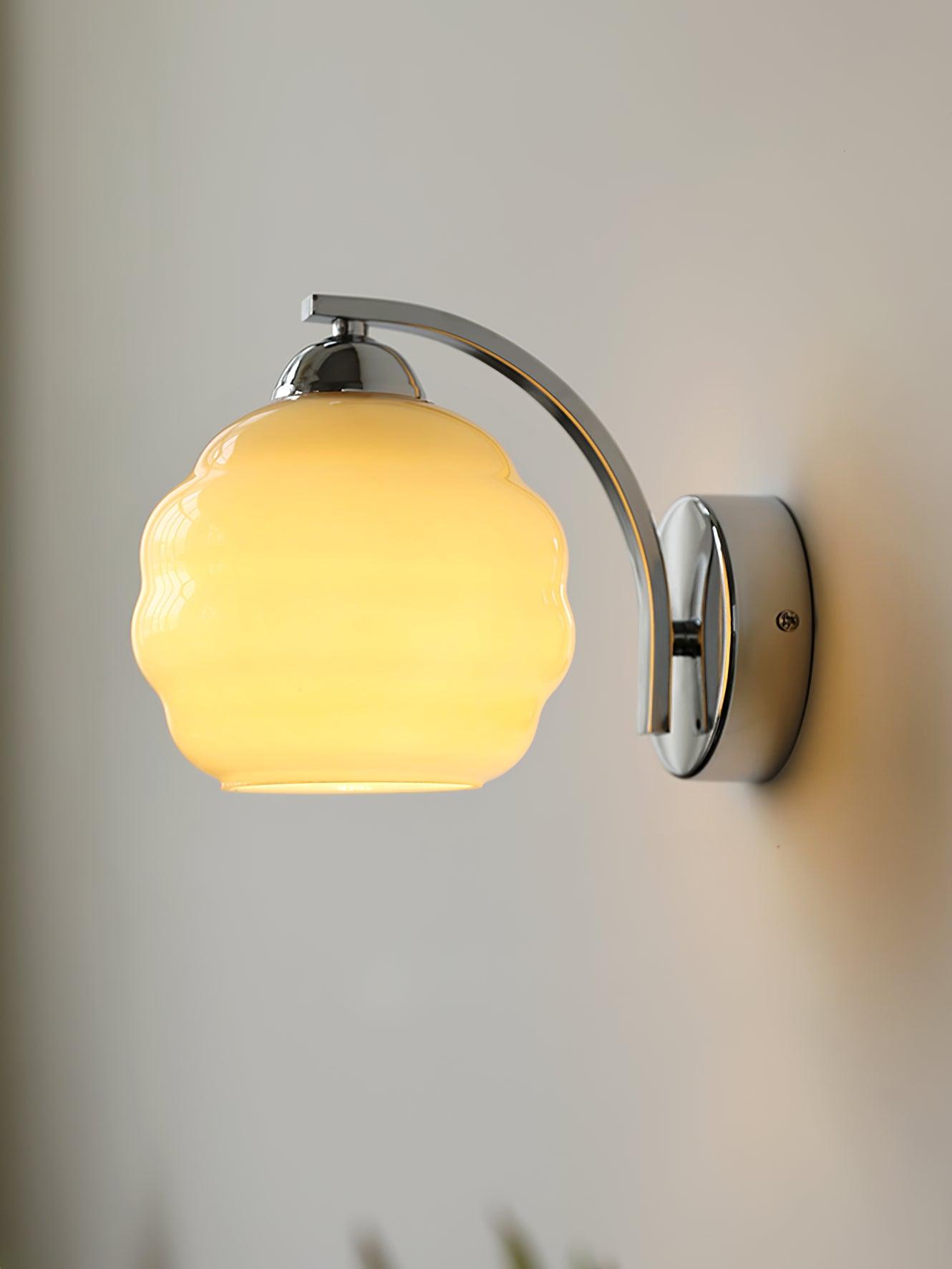 VKL-1011 Vintage nástěnné svítidlo ve stylu art deco — bílé skleněné stínidla, zakřivené linie