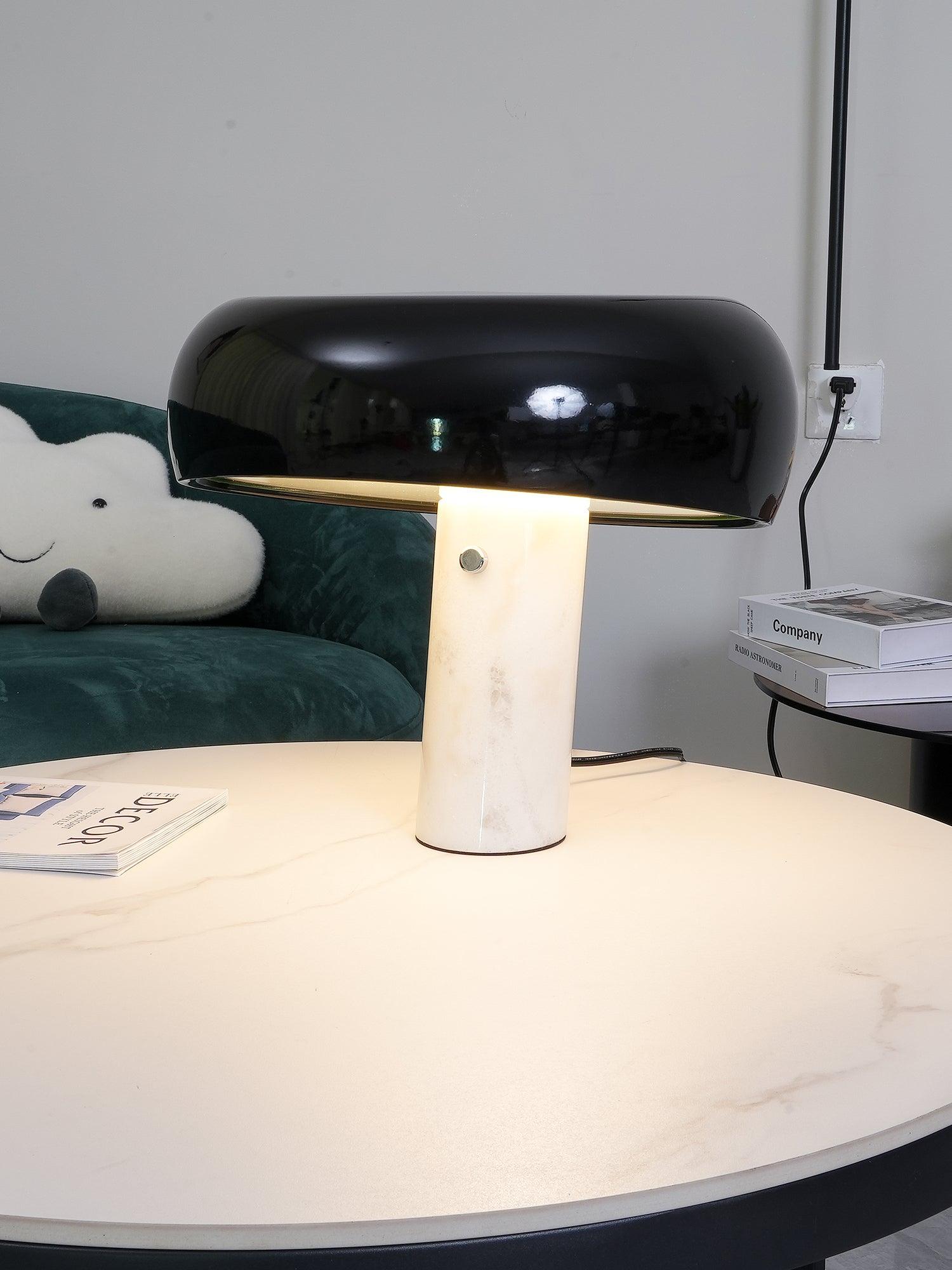 StoneGlow - Díszes márvány asztali lámpa, amely az eleganciát és a melegséget ötvözi