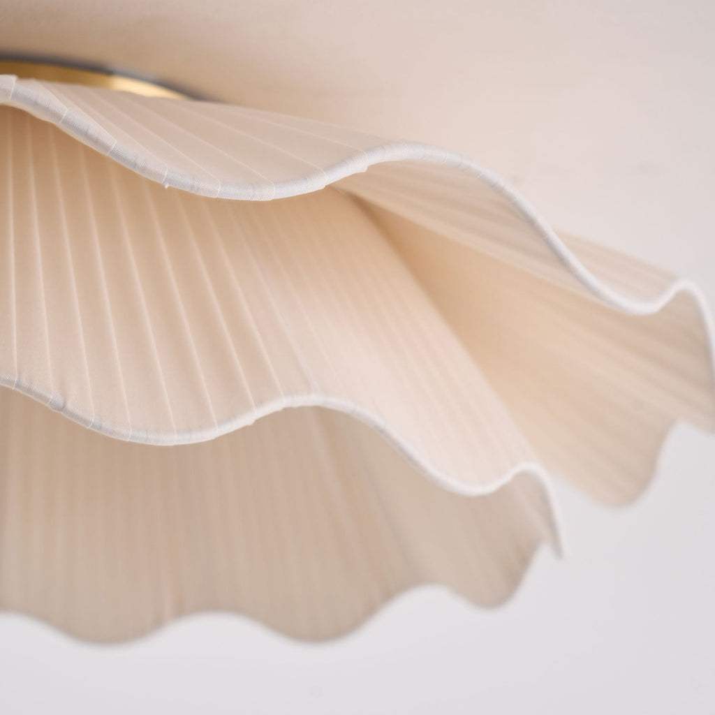 Stropní lampa Arwen s vlnitým plisovaným látkovým stínidlem zakřiveného tvaru