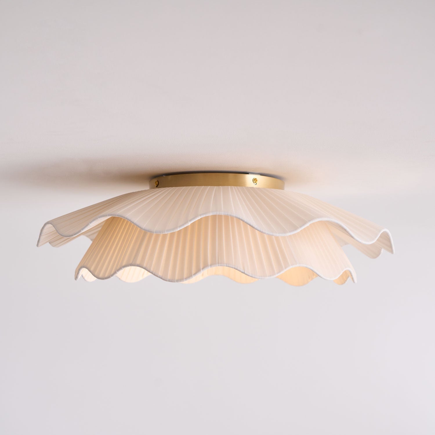 Stropní lampa Arwen s vlnitým plisovaným látkovým stínidlem zakřiveného tvaru