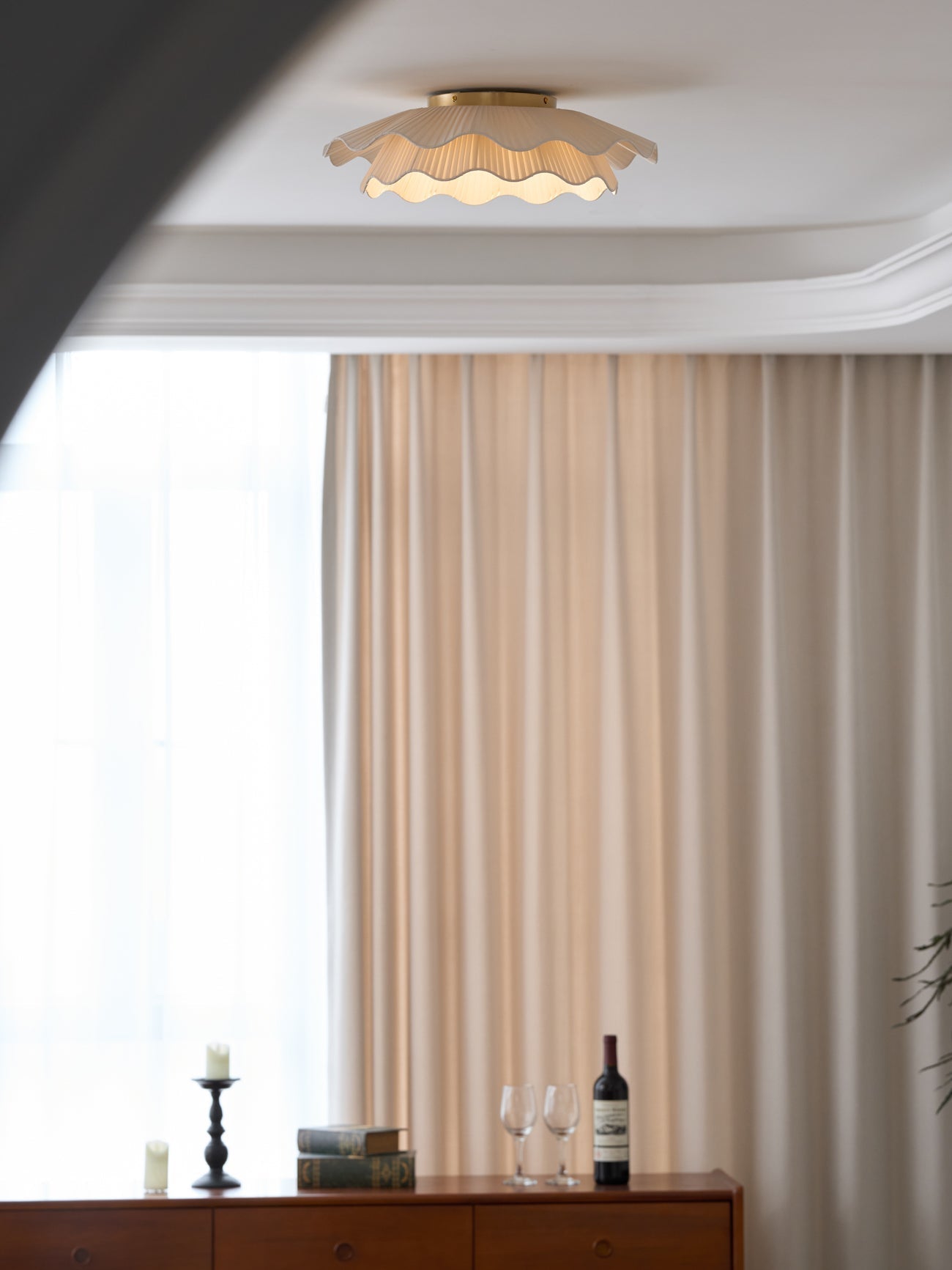 Stropní lampa Arwen s vlnitým plisovaným látkovým stínidlem zakřiveného tvaru