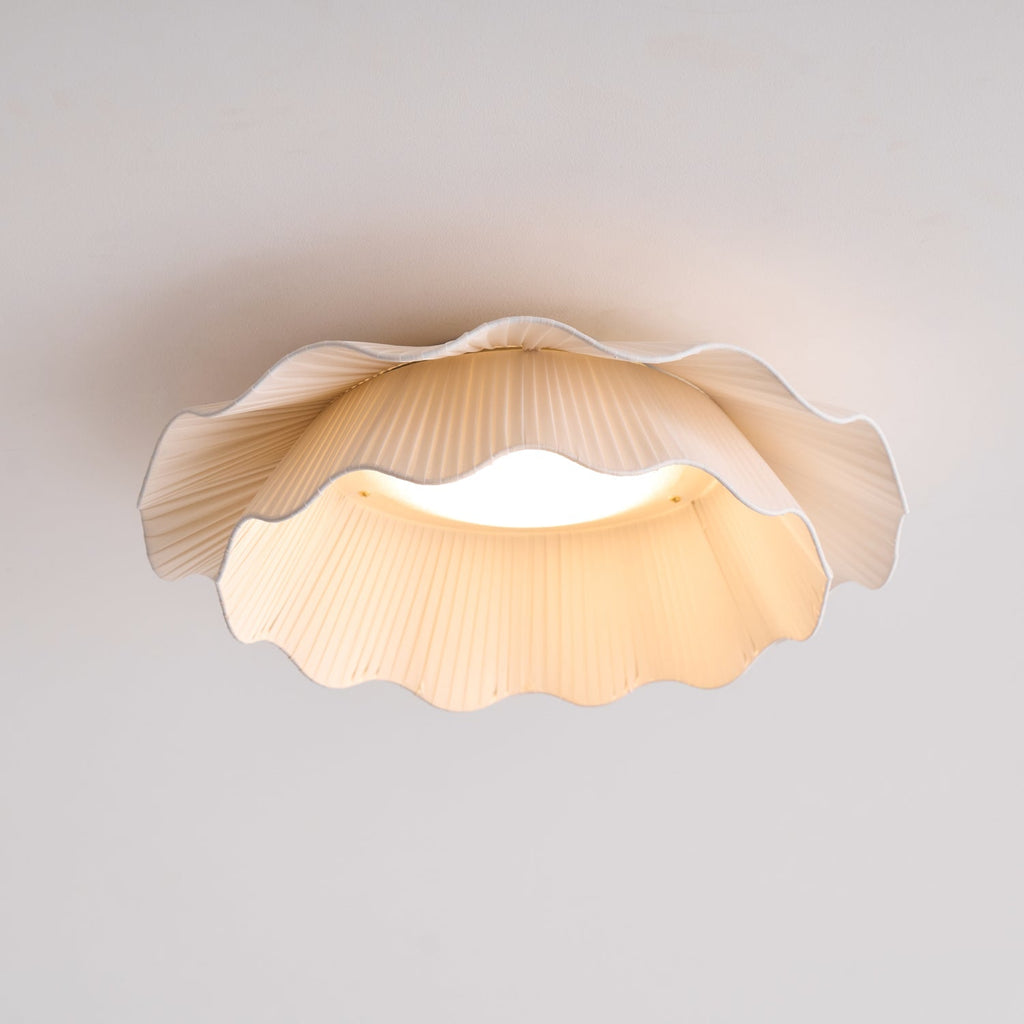 Stropní lampa Arwen s vlnitým plisovaným látkovým stínidlem zakřiveného tvaru