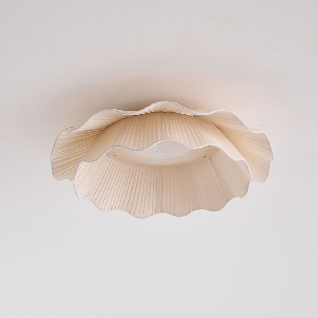 Stropní lampa Arwen s vlnitým plisovaným látkovým stínidlem zakřiveného tvaru