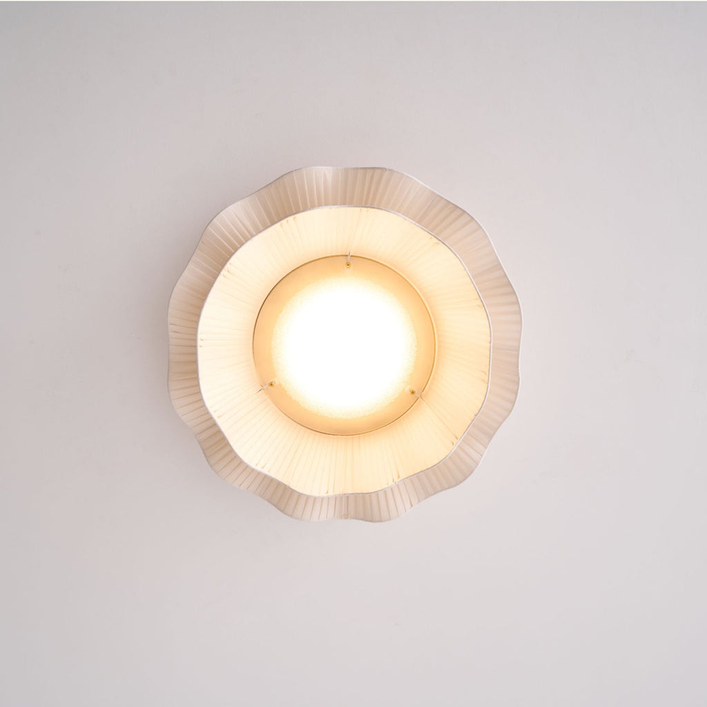 Stropní lampa Arwen s vlnitým plisovaným látkovým stínidlem zakřiveného tvaru