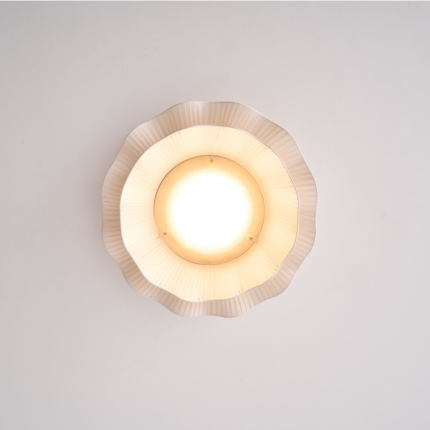 Stropní lampa Arwen s vlnitým plisovaným látkovým stínidlem zakřiveného tvaru
