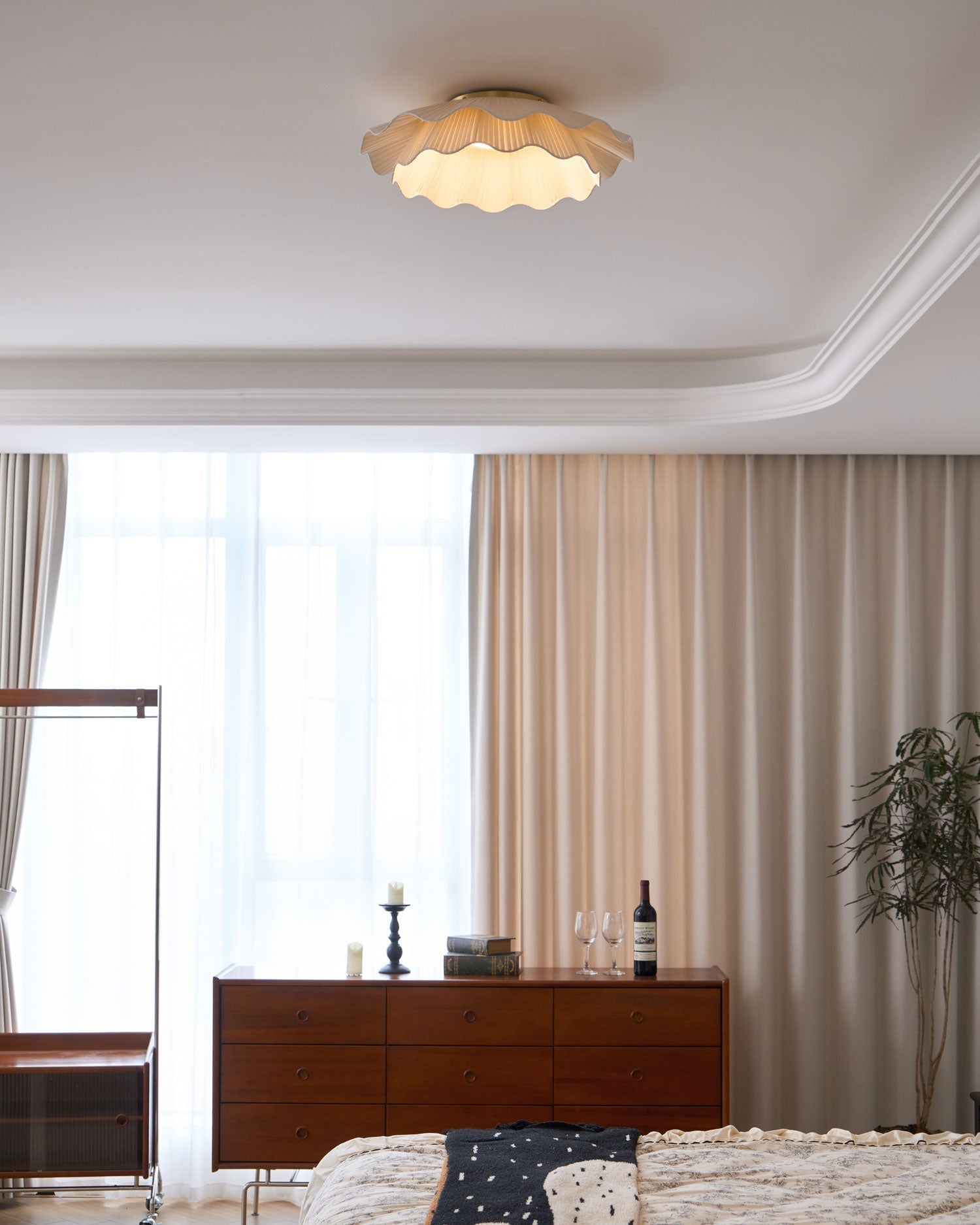 Stropní lampa Arwen s vlnitým plisovaným látkovým stínidlem zakřiveného tvaru