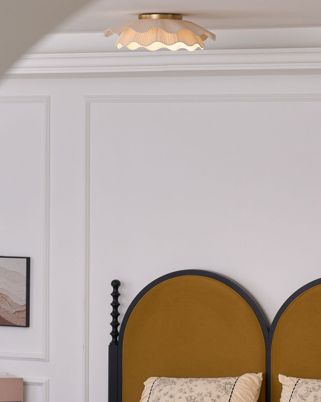 Stropní lampa Arwen s vlnitým plisovaným látkovým stínidlem zakřiveného tvaru