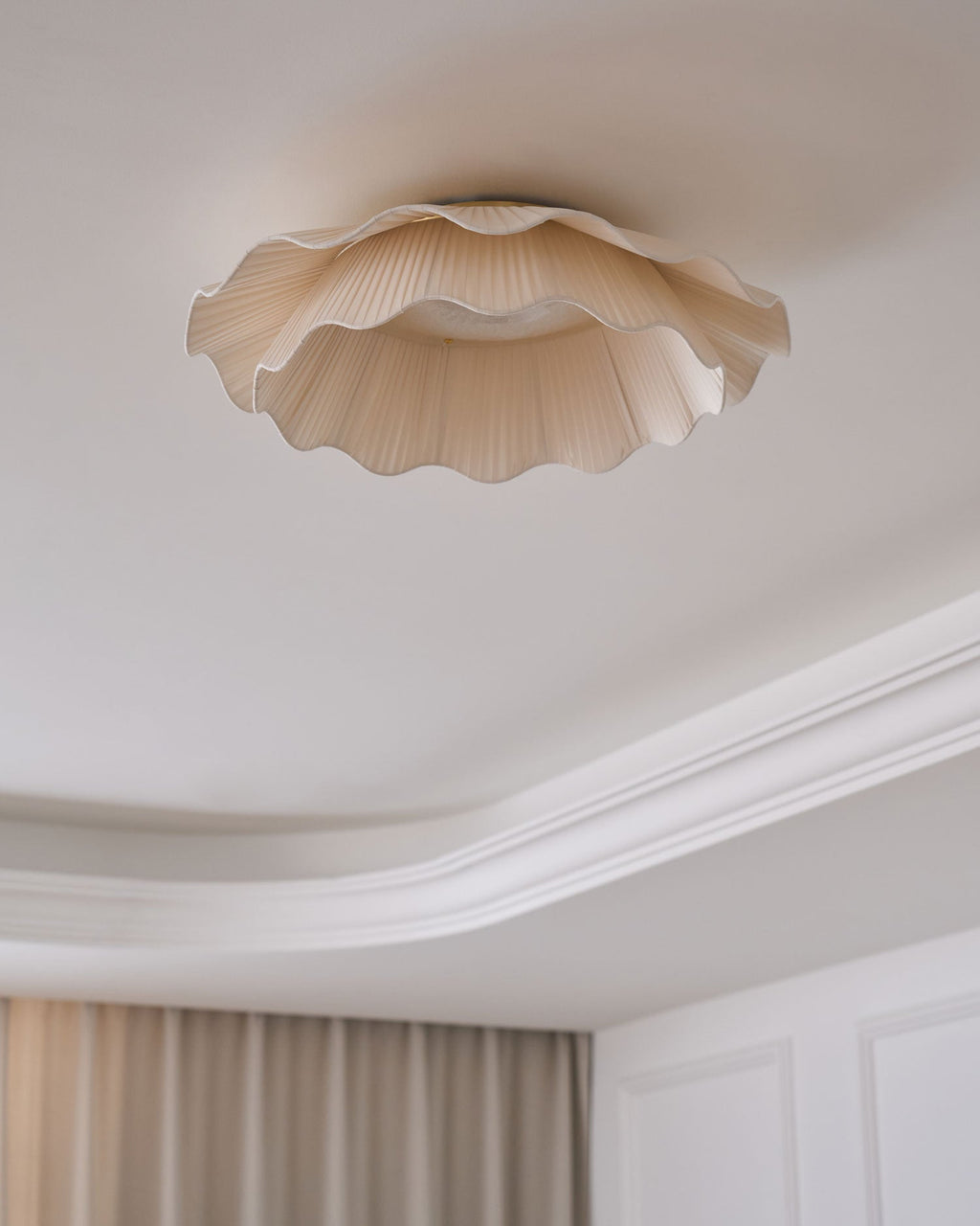 Stropní lampa Arwen s vlnitým plisovaným látkovým stínidlem zakřiveného tvaru