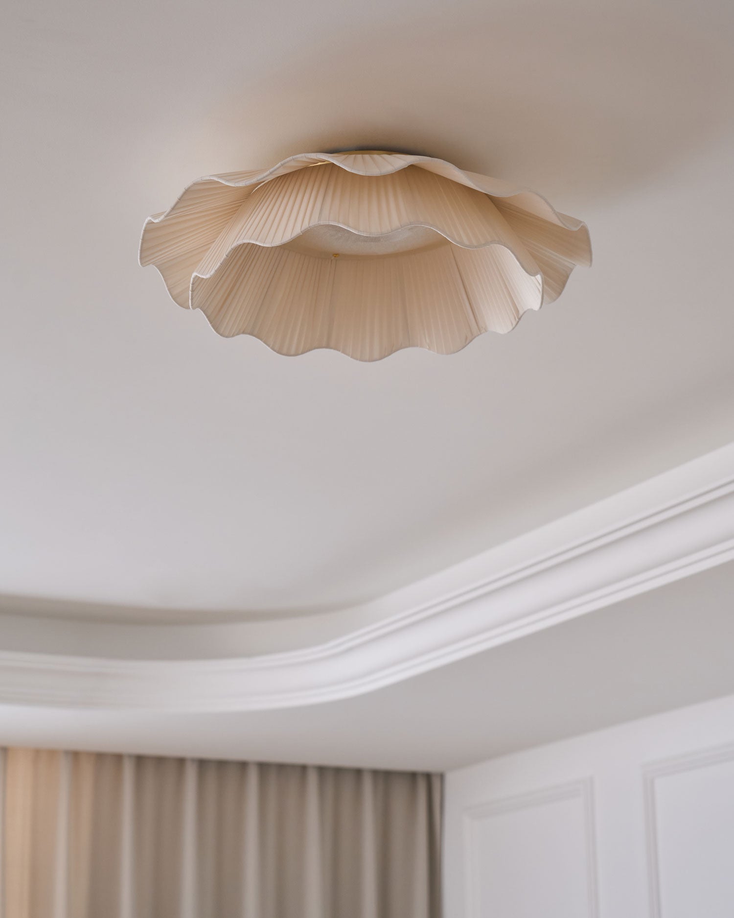 Stropní lampa Arwen s vlnitým plisovaným látkovým stínidlem zakřiveného tvaru