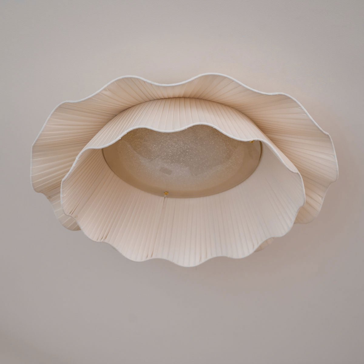 Stropní lampa Arwen s vlnitým plisovaným látkovým stínidlem zakřiveného tvaru