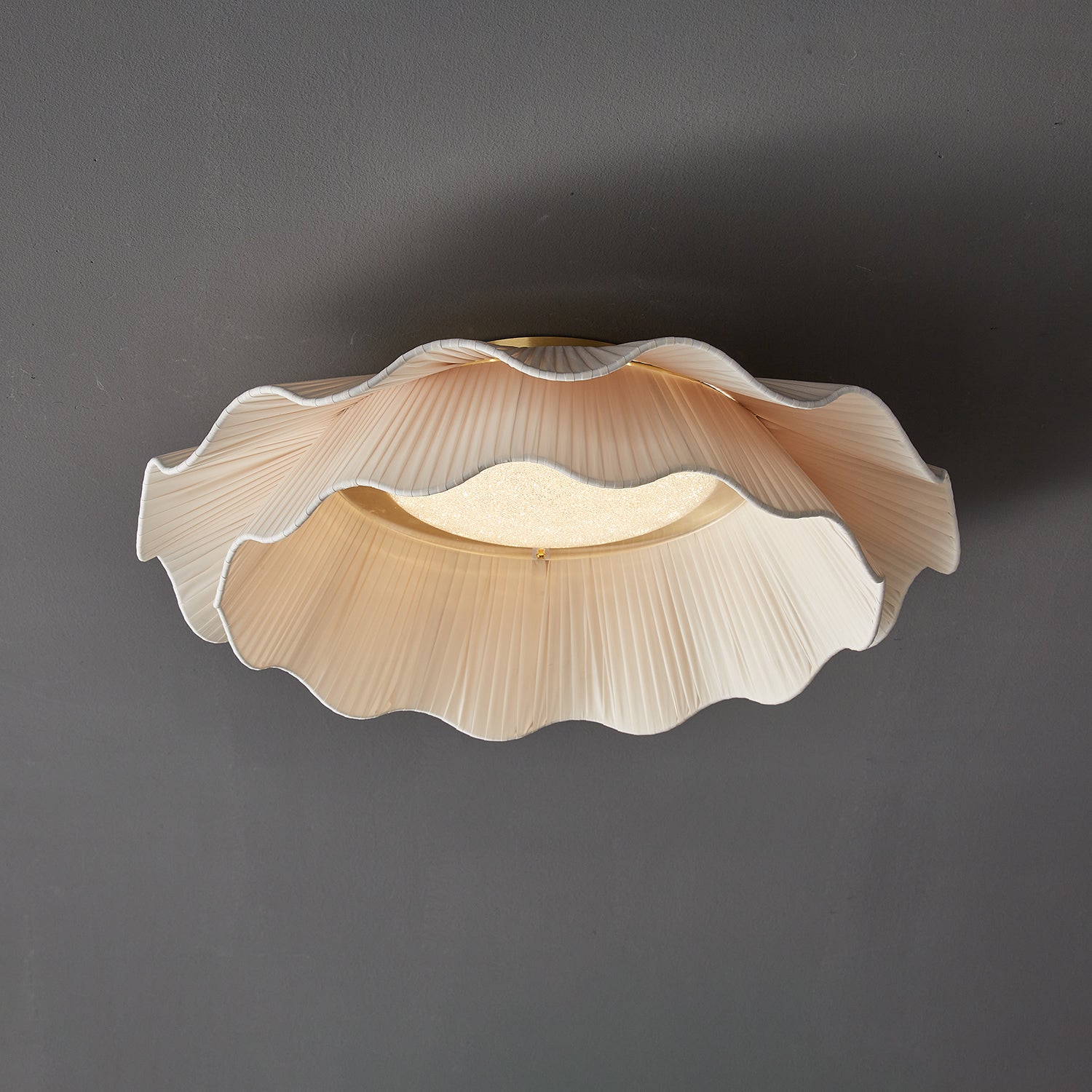 Stropní lampa Arwen s vlnitým plisovaným látkovým stínidlem zakřiveného tvaru
