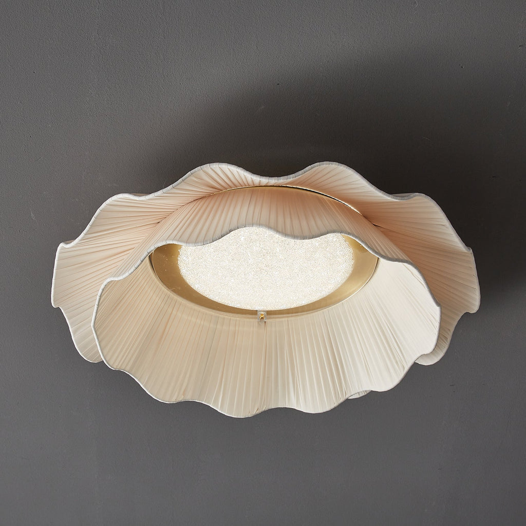 Stropní lampa Arwen s vlnitým plisovaným látkovým stínidlem zakřiveného tvaru
