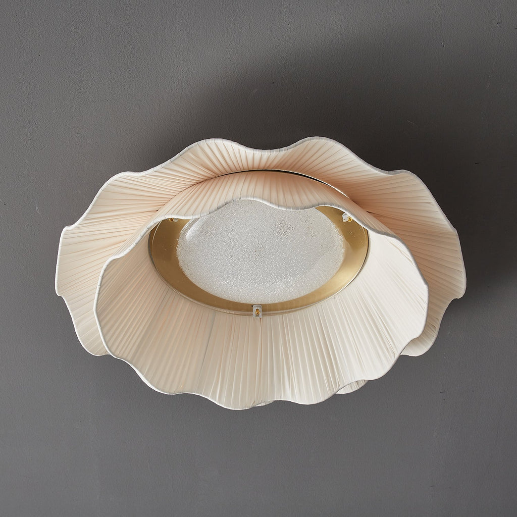 Stropní lampa Arwen s vlnitým plisovaným látkovým stínidlem zakřiveného tvaru